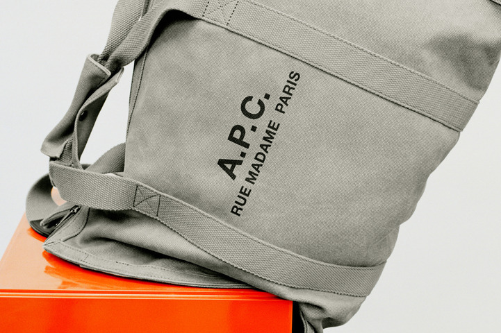 A.P.C.“ミリタリー調”のコットンキャンバスバッグ、ロゴ入りショルダーや2WAYトート - ファッションプレス