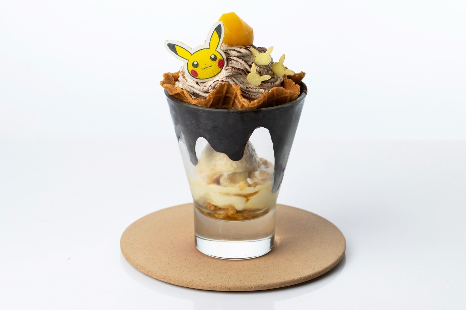 ポケモン×工芸展」コラボカフェが麻布台ヒルズで、“ピカチュウ”和パフェや“シェイミ”抹茶ラテ - ファッションプレス