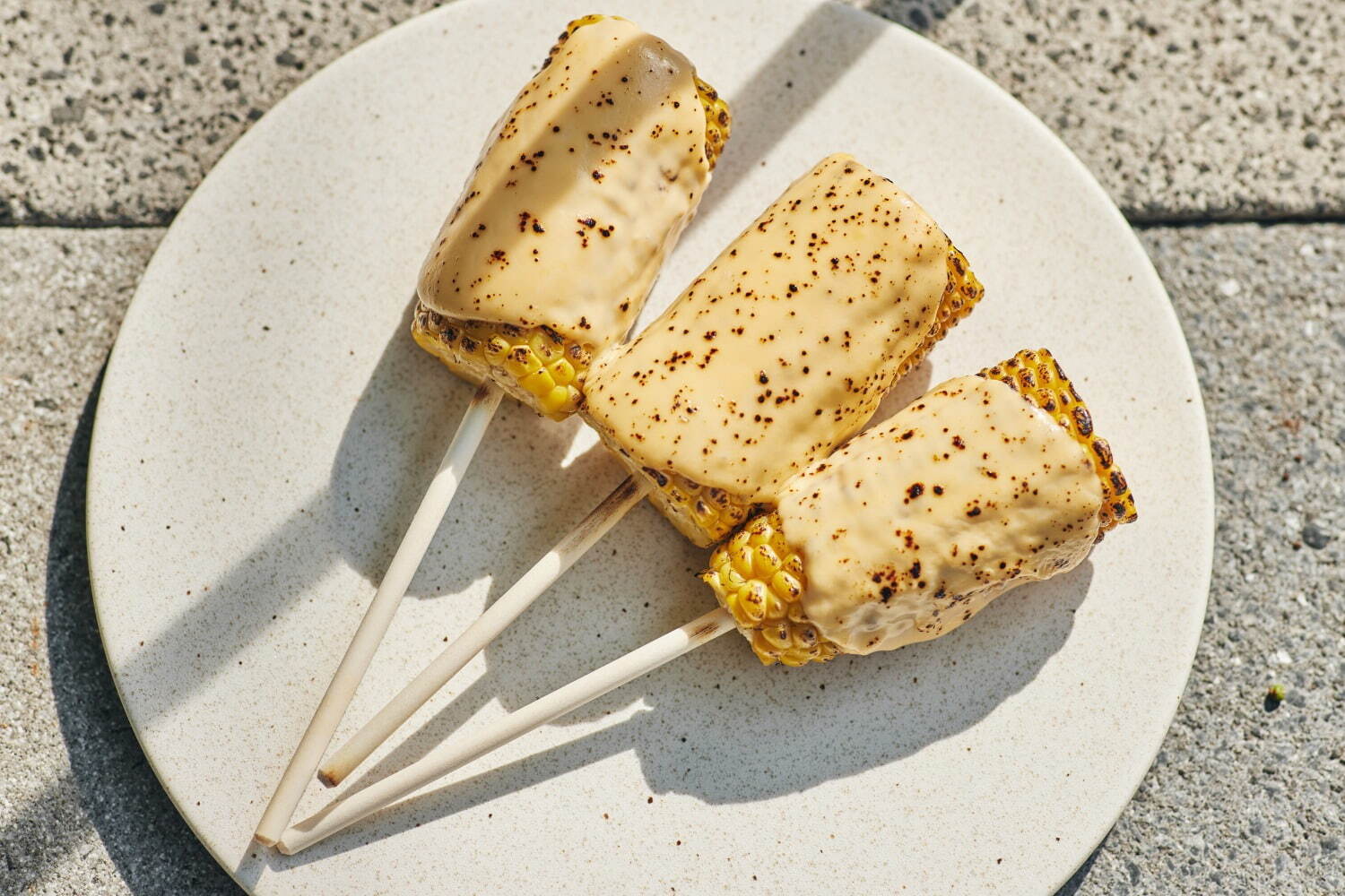 渋谷・トランクホテルの24年夏祭り、フルーツ飴や焼きとうもろこしなど屋台メニュー＆縁日｜写真1