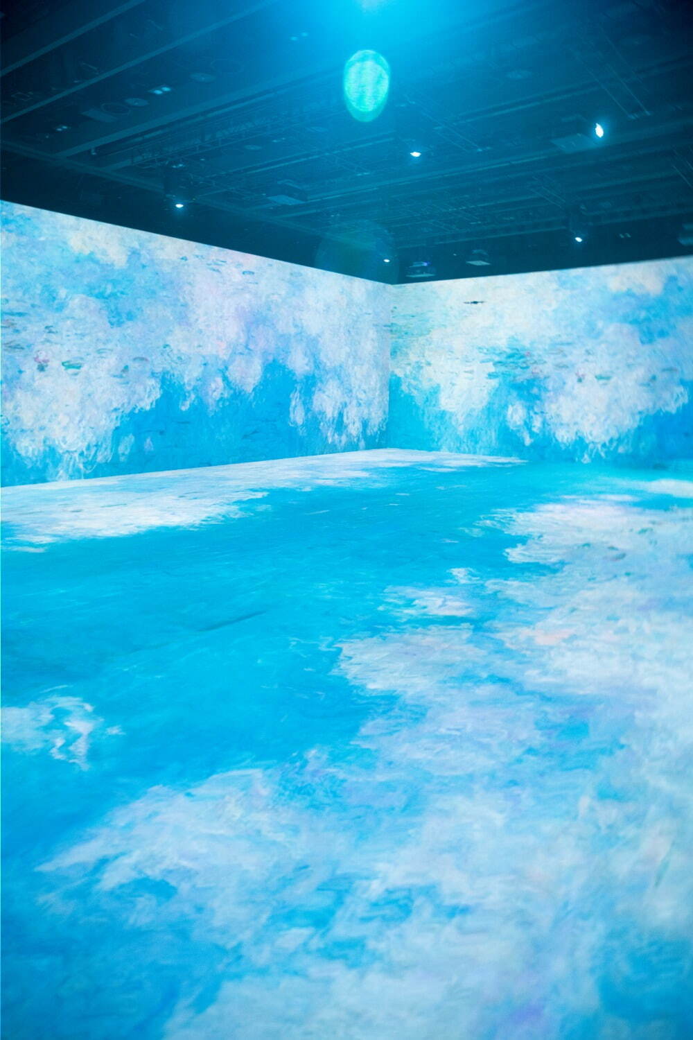 印象派と浮世絵に“没入”アート展「イマーシブミュージアム」新宿で、モネ《睡蓮》やゴッホ《ひまわり》も｜写真1