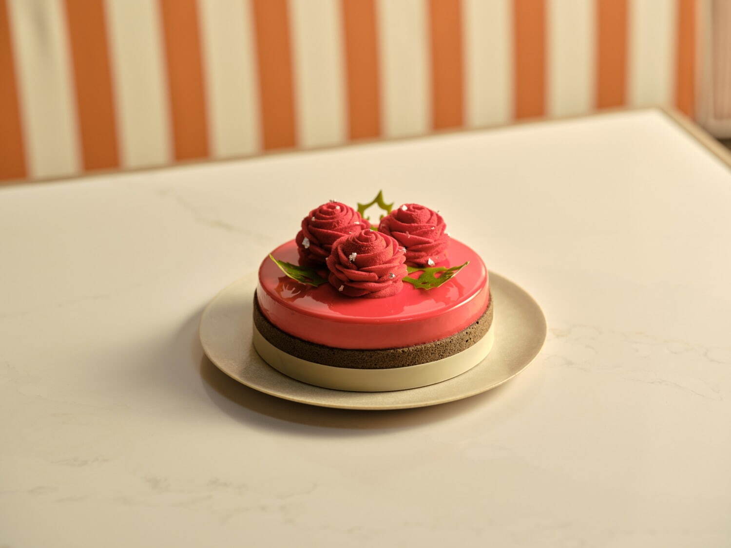 ジャヌ東京初のクリスマスケーキ、“薔薇型”苺ガナッシュが乗る真っ赤なラズベリーケーキ＆王道ショート｜写真1