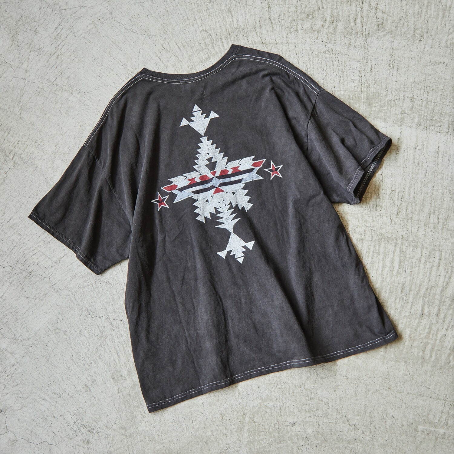 「バックプリント TEE」12,100円