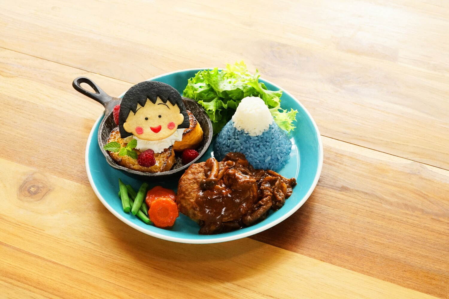 「ちびまる子ちゃんカフェ」下北沢で、“大好物”ハンバーグのプレートやプリンのせチョコパフェ｜写真1