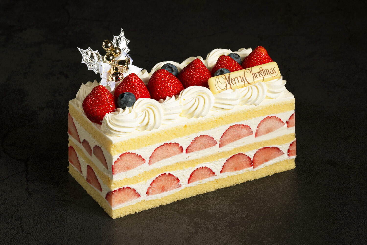 京王プラザホテル24年クリスマス、真っ赤なポインセチア咲く“プランター型”ケーキや3冊の本型ケーキ｜写真4