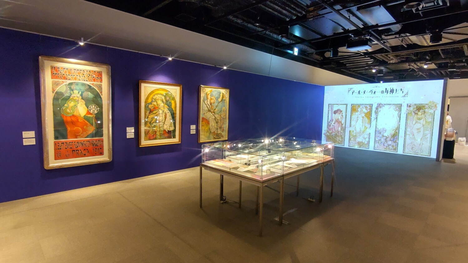 没入型展覧会「アール・ヌーヴォーの女神たち」名古屋で、ミュシャの女性像を映像空間＆作品展示で堪能｜写真2