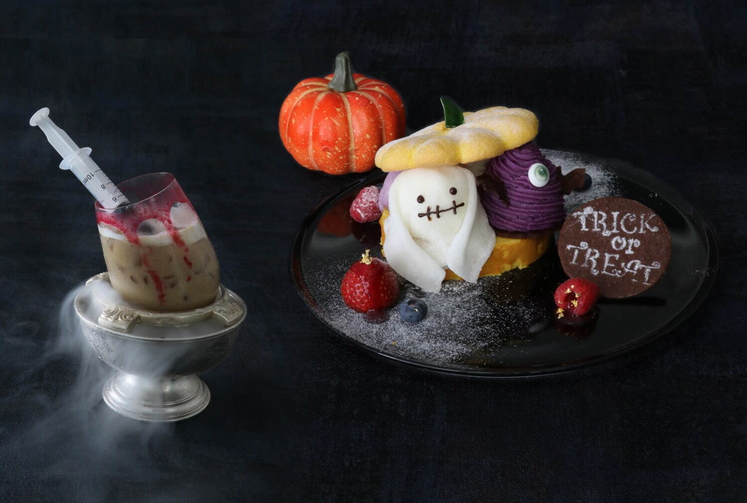 左から)「カクテル ～ハロウィン トリーツ～」 2,200円、「スイーツパレット ～ハロウィン～」2,600円(単品)、3,400円(コーヒーまたは紅茶付き)