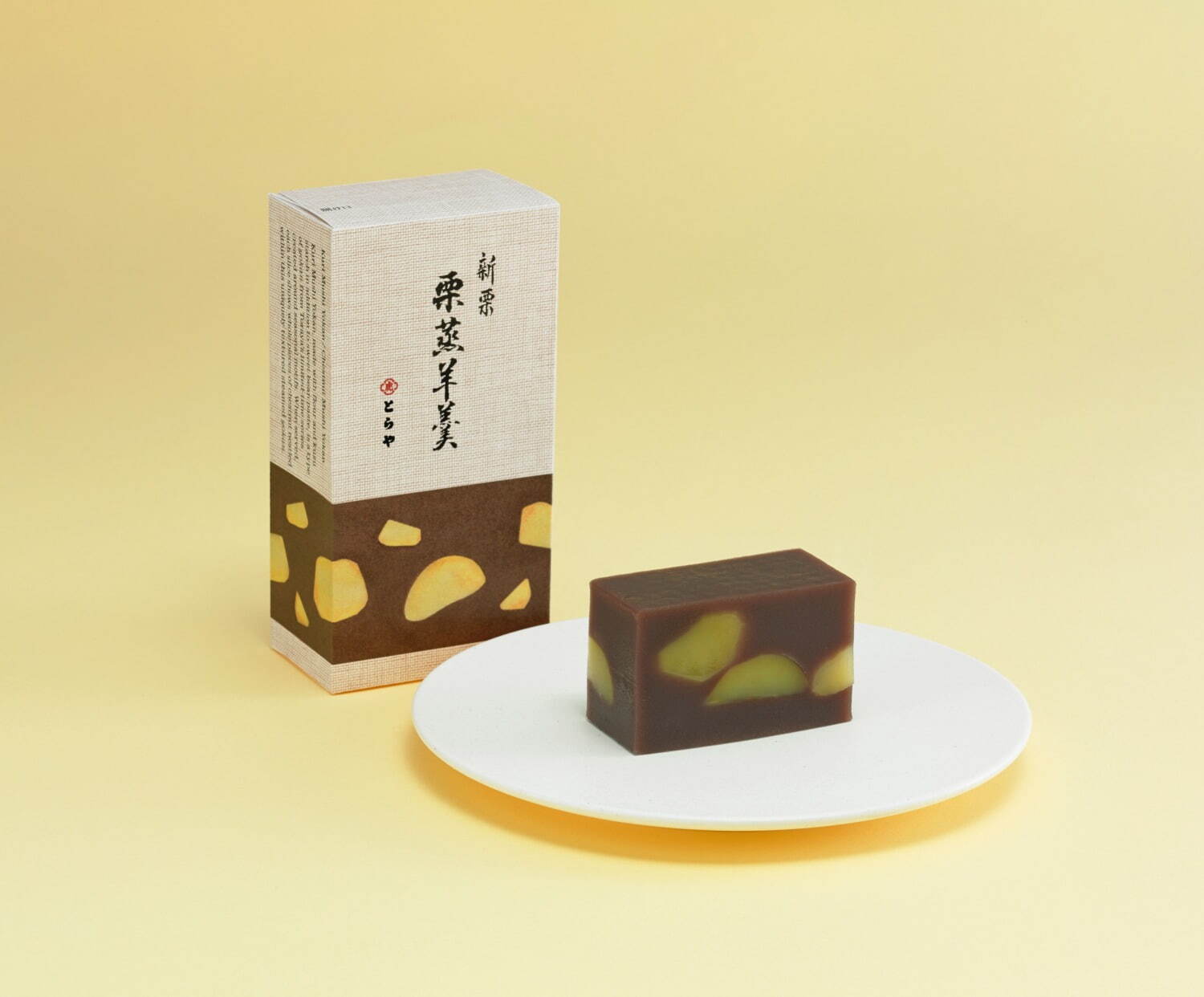 「栗蒸羊羹」中形1本 2,700円／竹皮包1本 5,400円
※9月23日(月)〜11月中旬