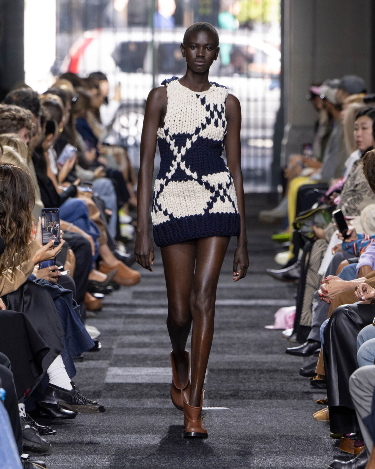 JW アンダーソン(JW Anderson) 2025年春夏ウィメンズコレクション  - 写真14