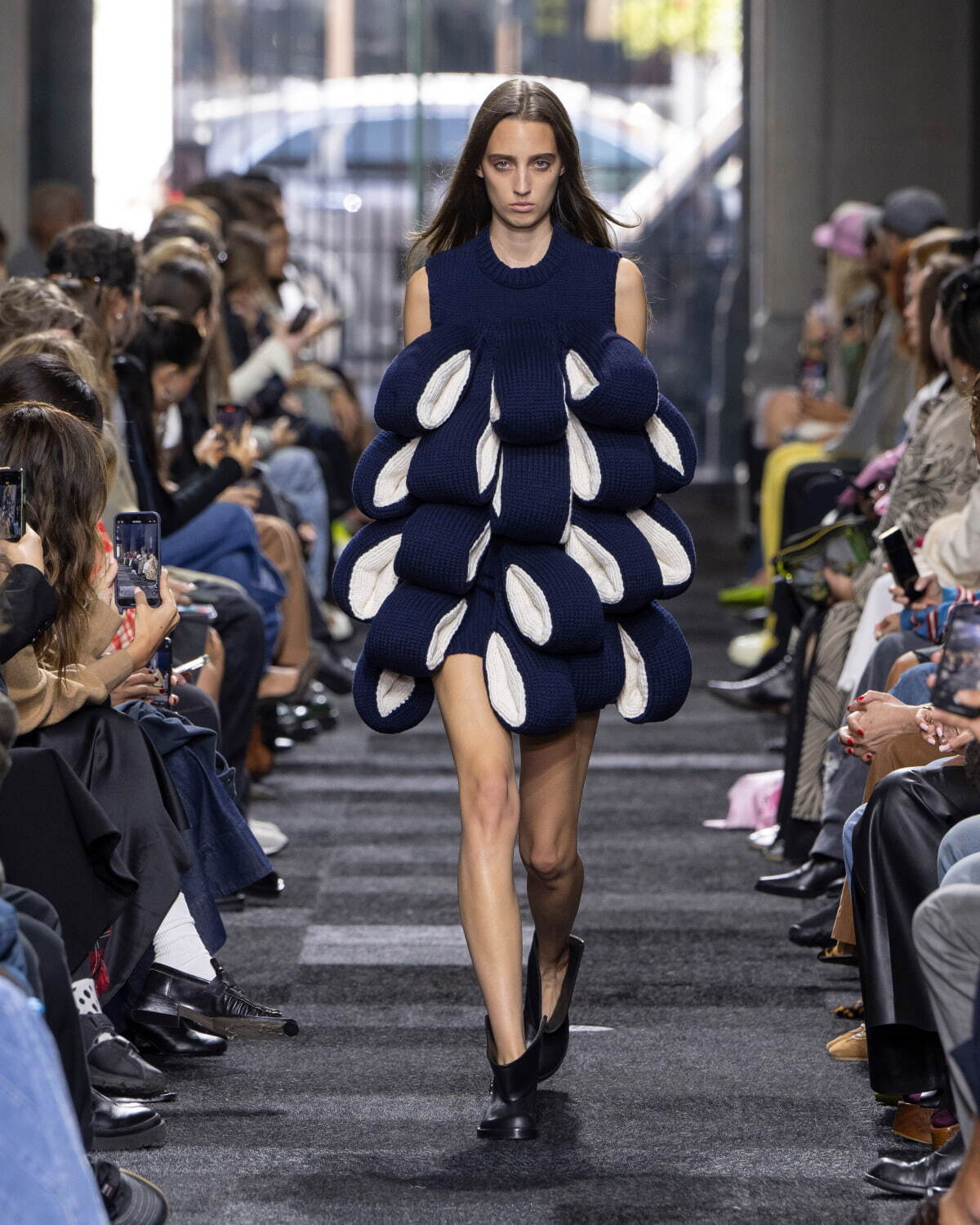 JW アンダーソン(JW Anderson) 2025年春夏ウィメンズコレクション  - 写真16