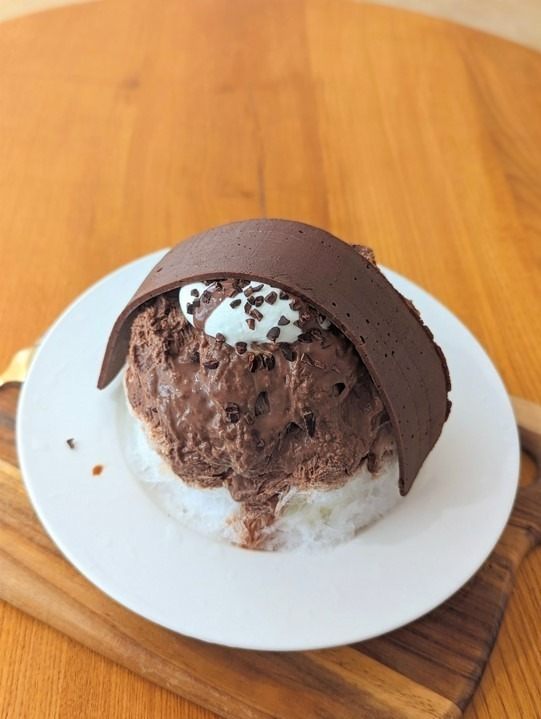 ボンヌカフェ「濃厚ビターチョコレートケーキのかき氷」 1,850円 ※生チョコかき氷トッピング 350円