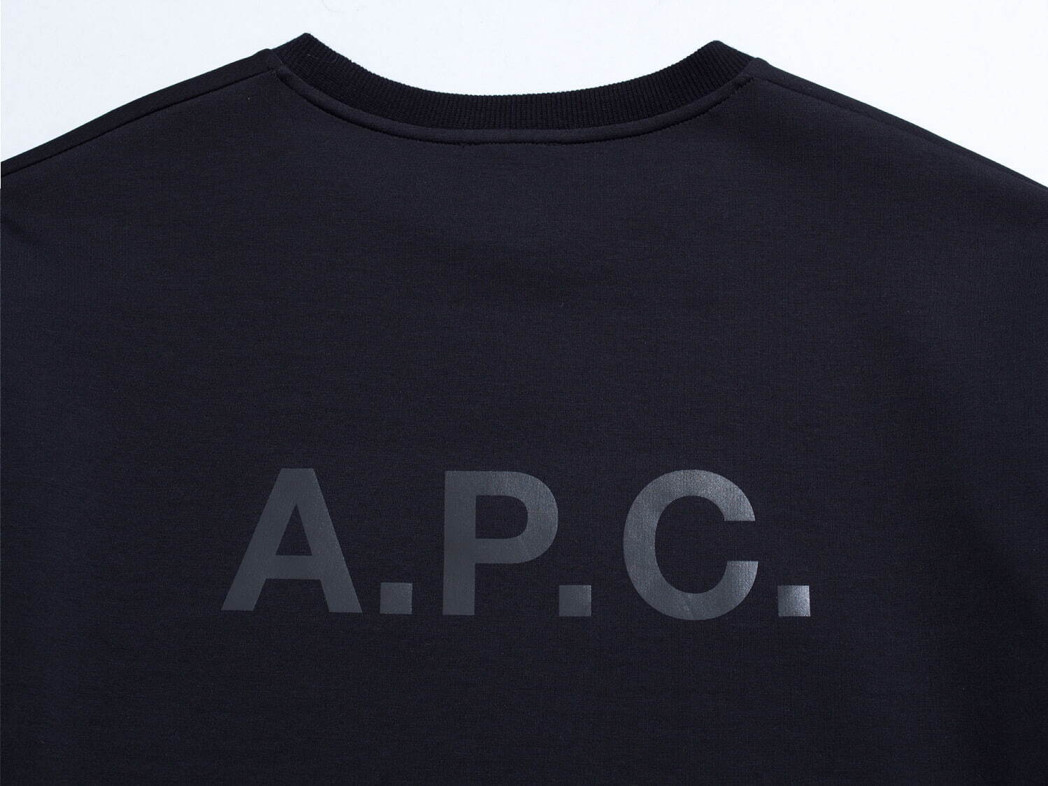 A.P.C.のロンハーマン限定スウェットセットアップ、軽量快適素材×リフレクターロゴ入りで｜写真4