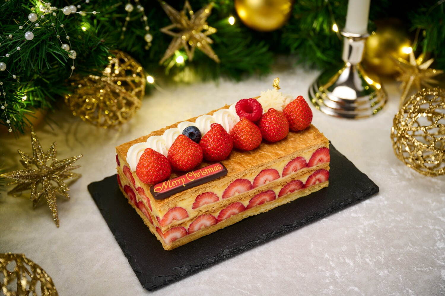 帝国ホテル 大阪24年クリスマス、中から希少苺やマカロンが溢れ出す！贅沢バタークリームケーキなど｜写真4