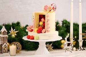 帝国ホテル 大阪24年クリスマス、中から希少苺やマカロンが溢れ出す！贅沢バタークリームケーキなど