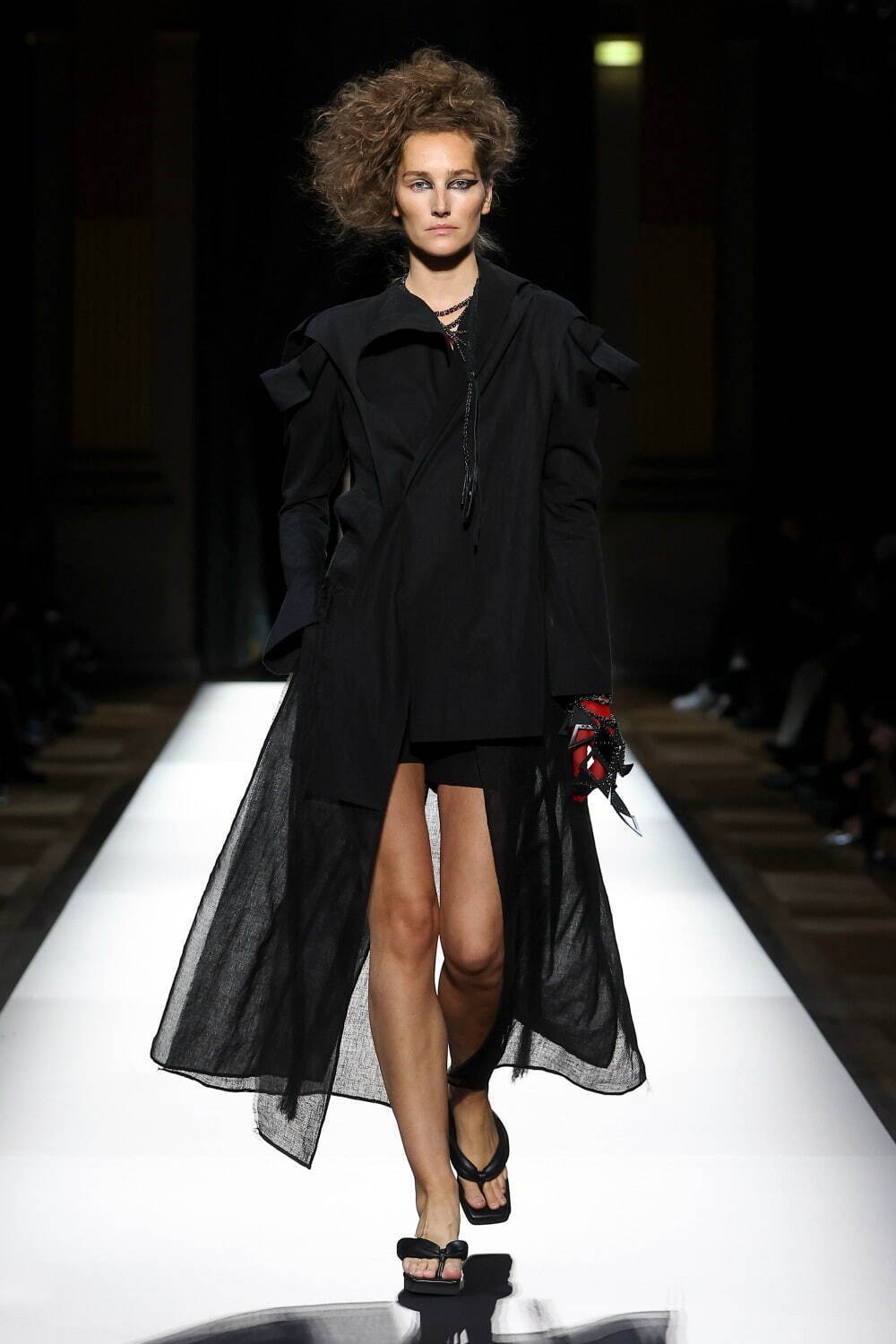 ヨウジヤマモト(Yohji Yamamoto) 2025年春夏ウィメンズコレクション  - 写真31