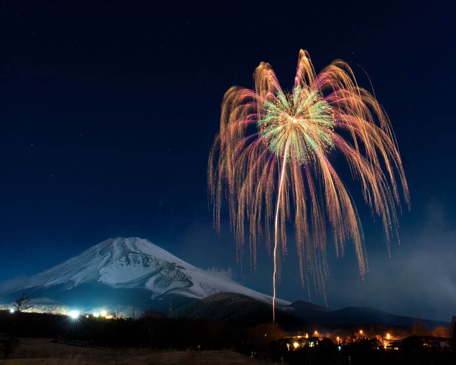 花火大会「富士山花火2024」富士山南麓2合目で開催、日本最高峰の花火師たちの作品を打ち上げ - ファッションプレス