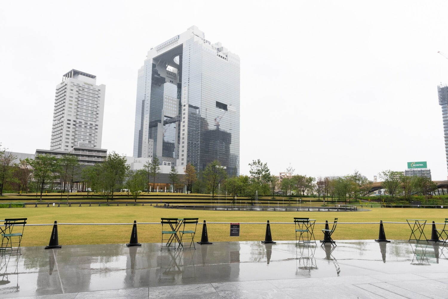 「グラングリーン大阪」内「うめきた公園」。広大な芝生エリア、水遊びもできる水盤エリアで構成される。