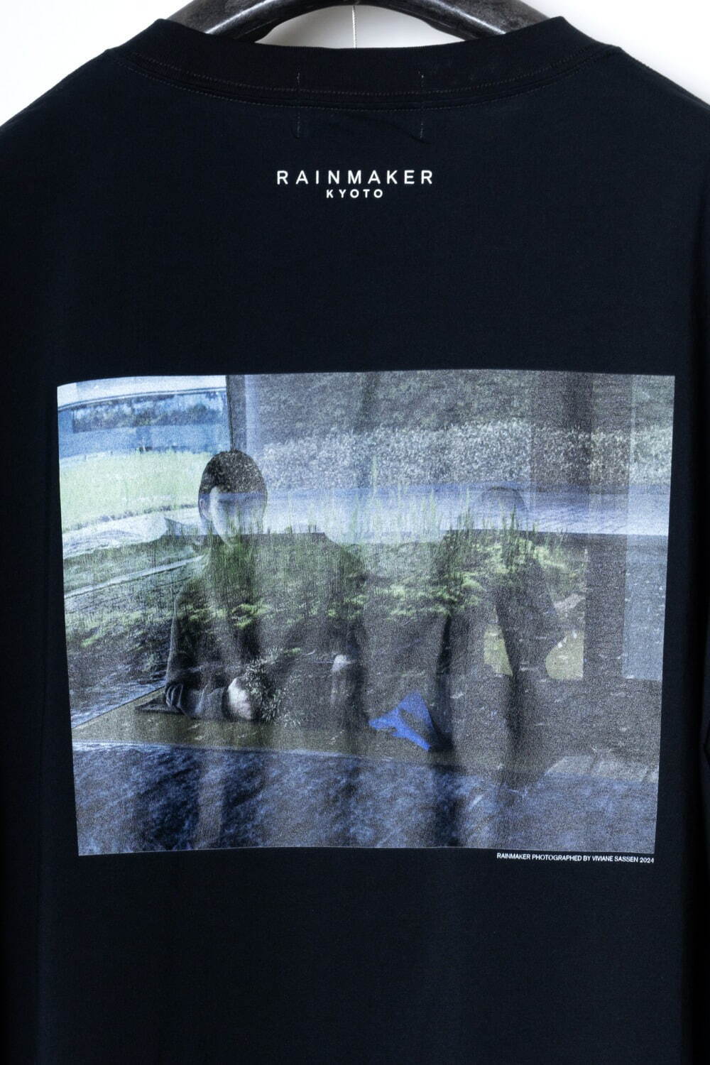 レインメーカー×写真家ヴィヴィアン・サッセンのTシャツ、彫刻作品を用いた抽象的グラフィック｜写真11