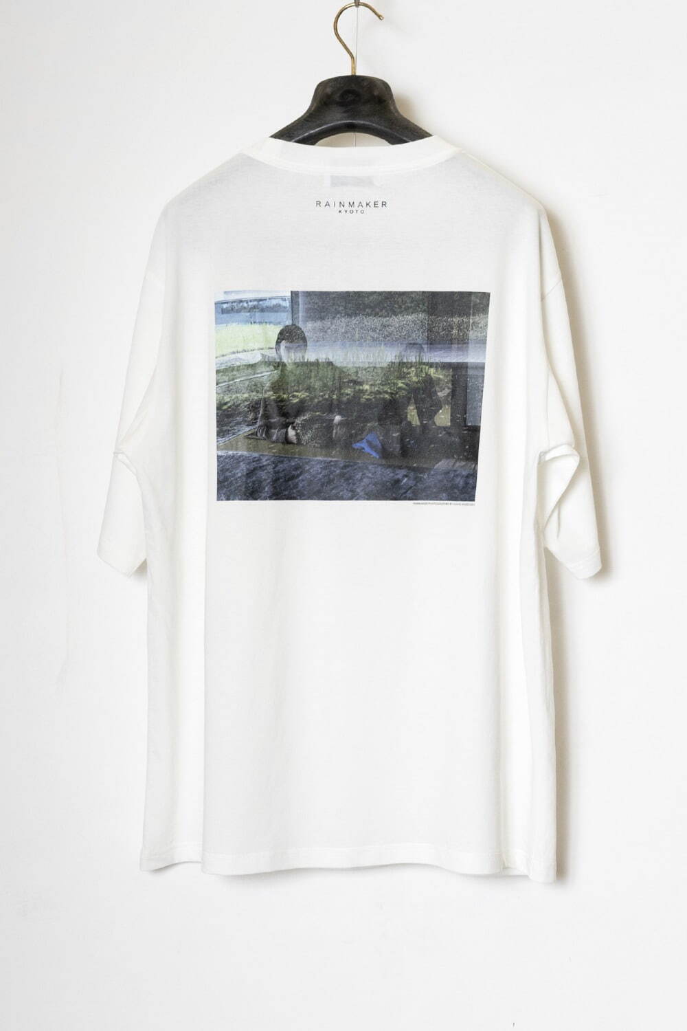 レインメーカー×写真家ヴィヴィアン・サッセンのTシャツ、彫刻作品を用いた抽象的グラフィック｜写真6