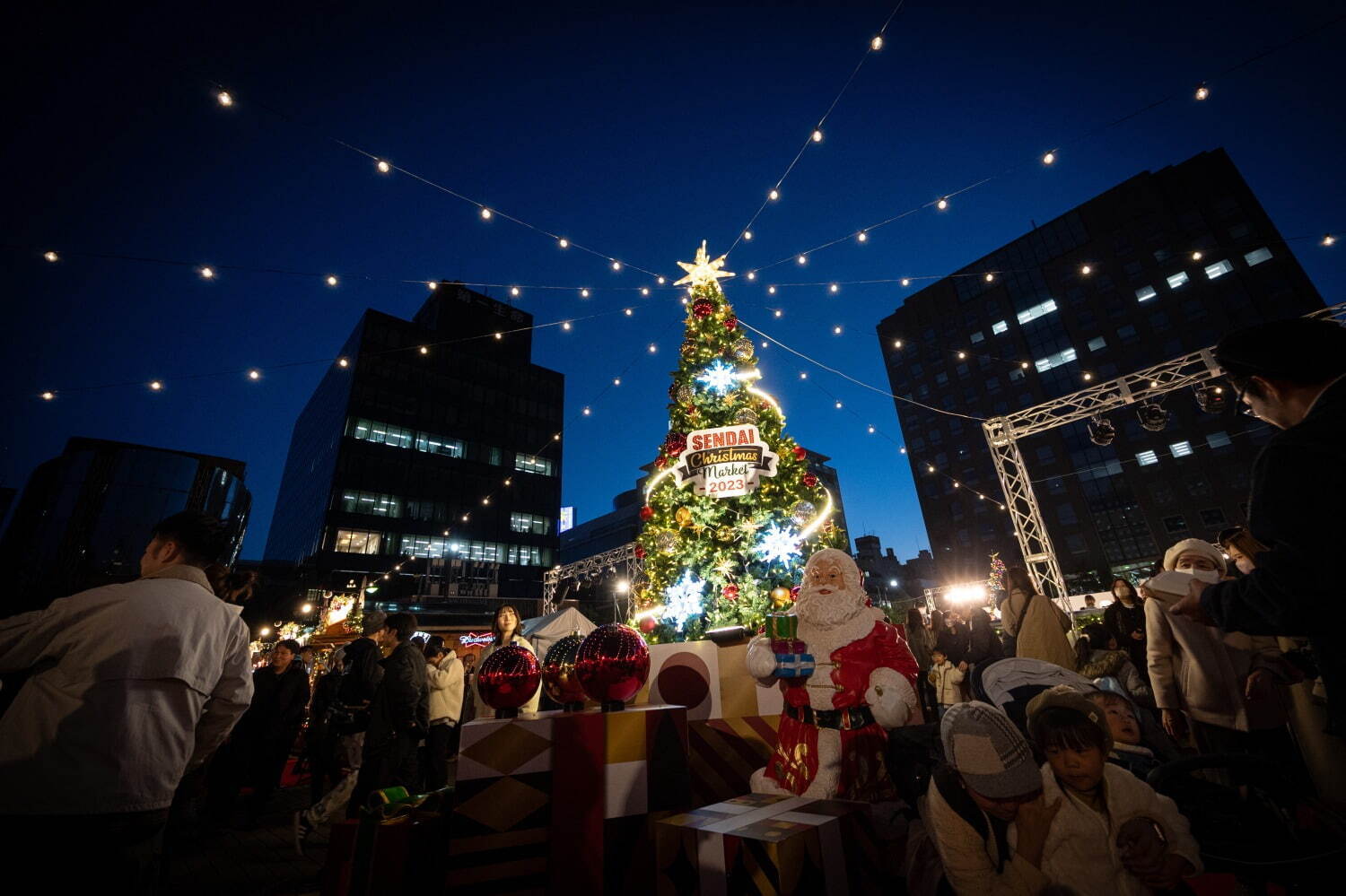 仙台クリスマスマーケット24年 - 定番料理やグリューワイン・雑貨など集結、5メートルツリーも｜写真1