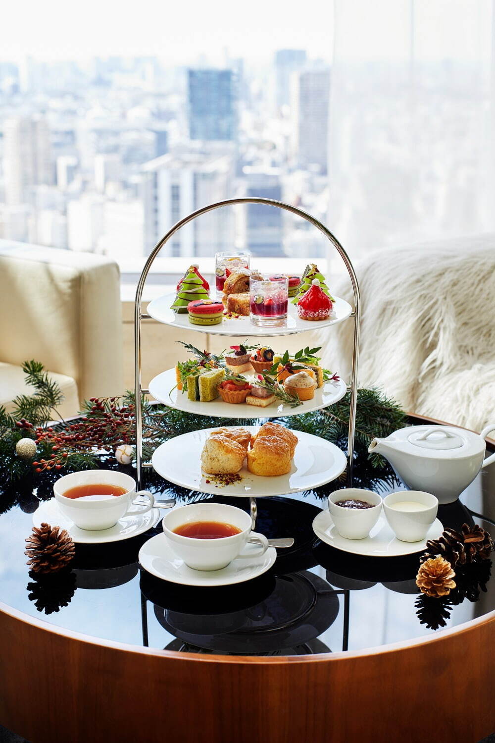 東京エディション虎ノ門のクリスマスアフタヌーンティー、“サンタ帽”苺ムース＆ツリー型抹茶オペラ｜写真2