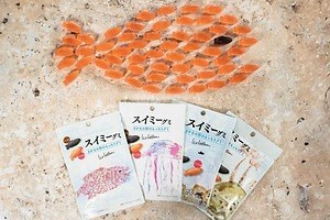 名作絵本「スイミー」がグミに！“1匹”の黒いコーラ味＆赤いリンゴ味の魚型グミ、ファミリーマートから