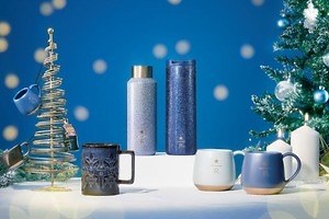 スターバックス リザーブ ロースタリー 東京のクリスマス、きらめくブルーのボトルや北欧風マグ