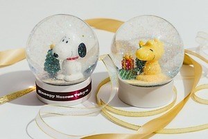 スヌーピーミュージアム24年クリスマス、“もこもこ”グッズやスノードーム作りのワークショップも