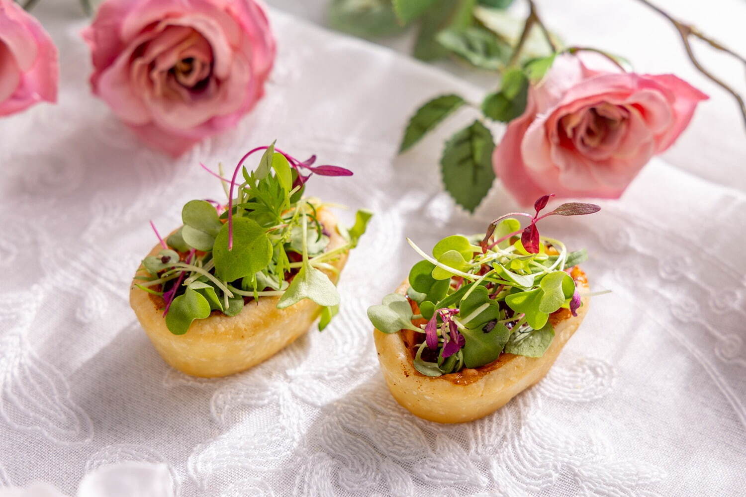 ヒルトン東京“パンが主役”の苺アフタヌーンティー、板チョコサンドやミモザ着想の花型パンも｜写真13