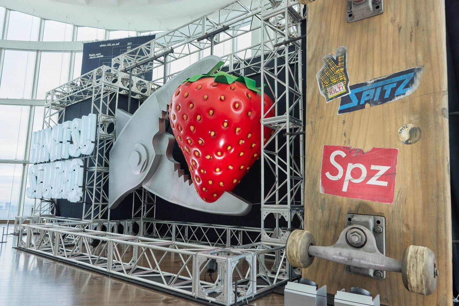 ”スピッツ”の展覧会が東京・六本木で、ツアーセットの巨大オブジェ展示やライブVR体験も｜写真3