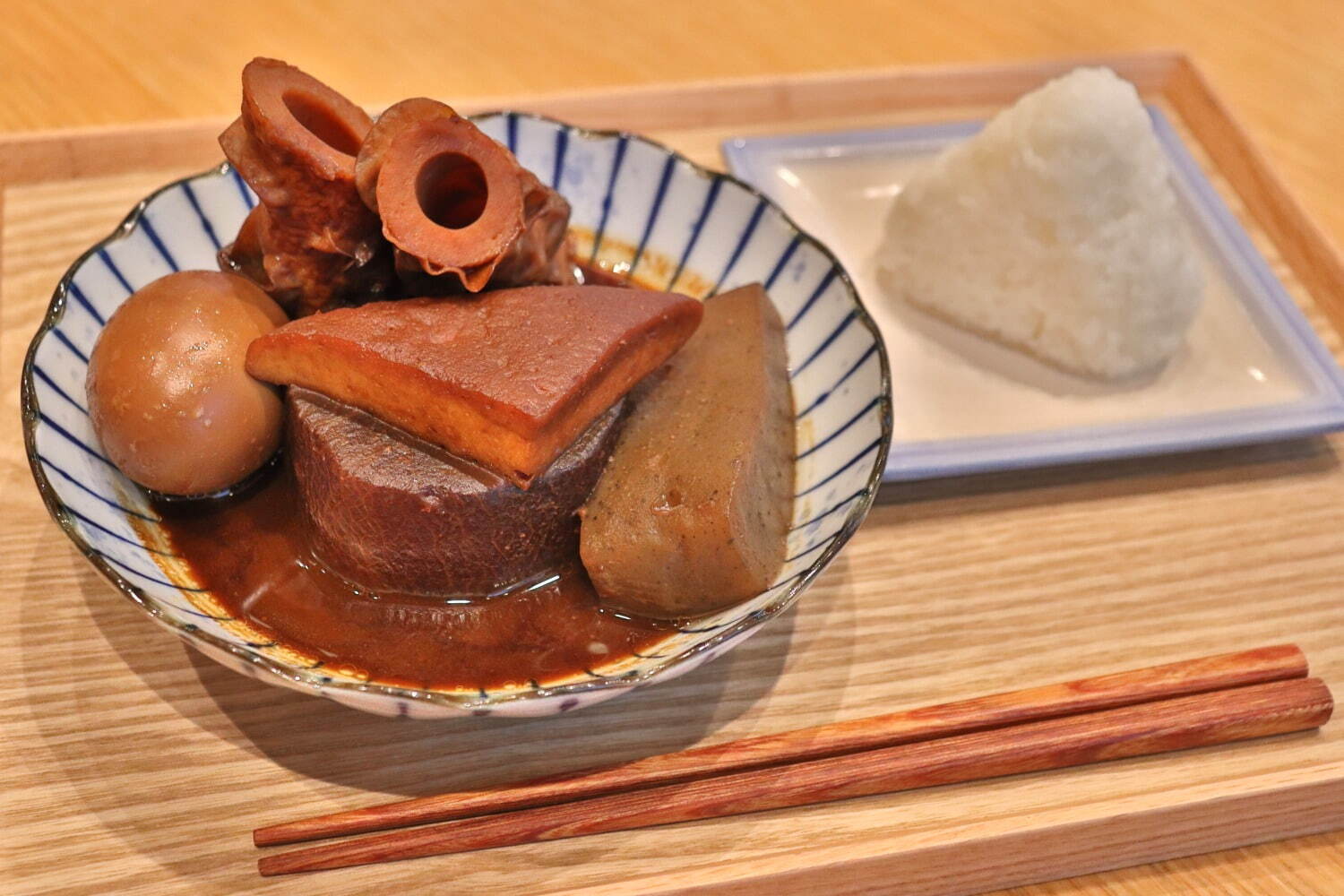 赤いおでんと塩むすび 1,100円