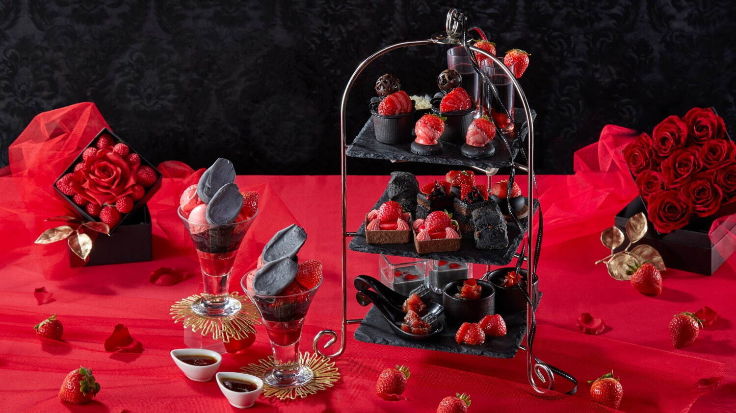 「ストロベリーアフタヌーンティー(Strawberry Afternoon Tea) ～Red×Black～」
1名 平日 6,000円、土休日 6,500円(ロゼスパークリングワイン付き)※別途サービス料13％を加算。