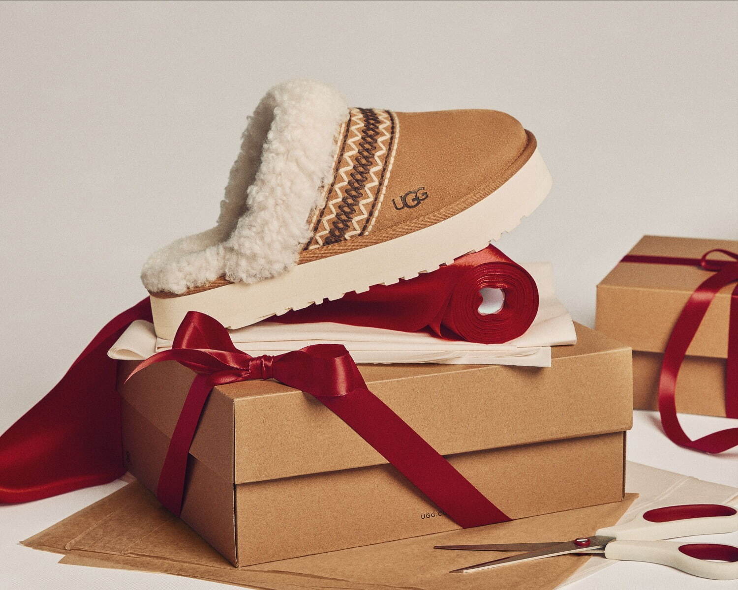 UGG24年クリスマス、ハンドステッチ＆ボリュームファーのスエードスリッパやブーツ｜写真3