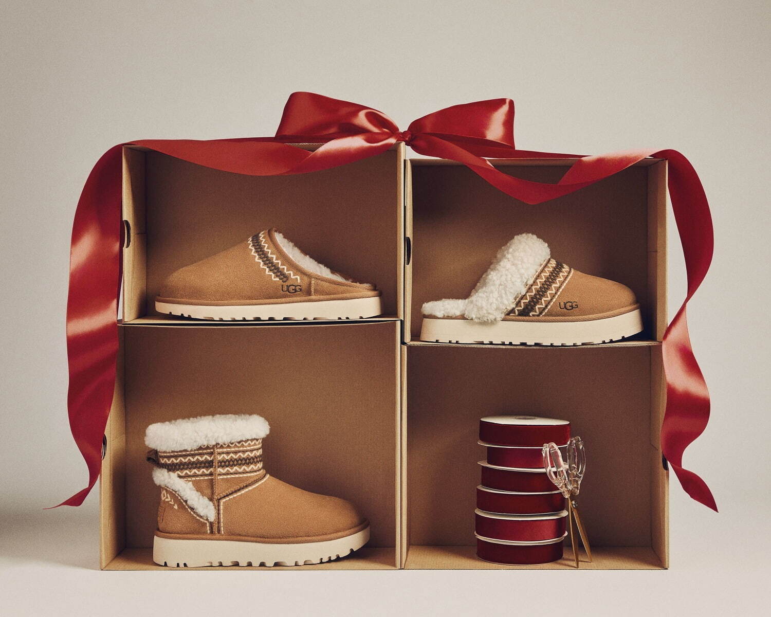 UGG24年クリスマス、ハンドステッチ＆ボリュームファーのスエードスリッパやブーツ｜写真1