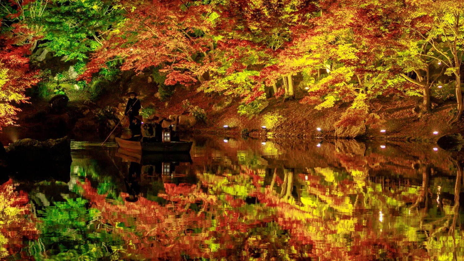 香川県の特別名勝「栗山公園」紅葉ライトアップ、幻想的な湖の水面＆夜間限定の周遊和船も｜写真4