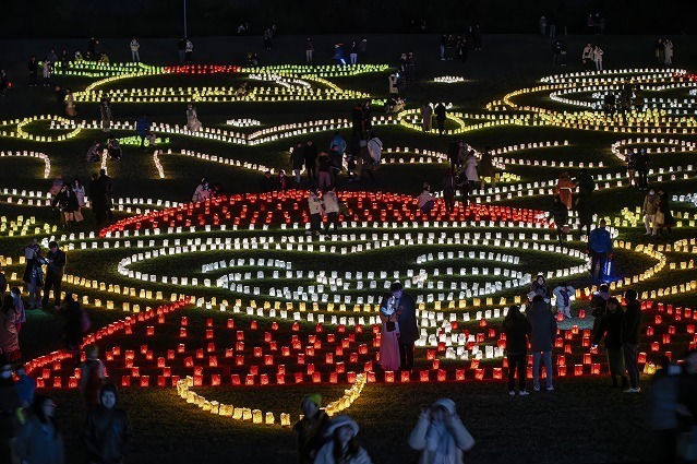 「うみなかキャンドルナイト」キャンドル1万本で描く“光の地上絵”、福岡・国営海の中道海浜公園で｜写真3