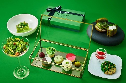 W大阪「ケイト・スペード ニューヨーク」コラボカフェ、“白い花咲く”ケーキやアフタヌーンティー