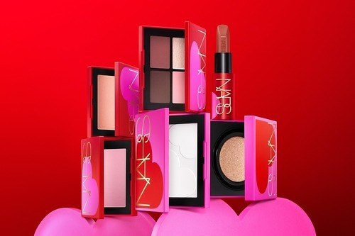 NARS「ハート柄」の25年バレンタインコスメ、“ピンク＆チョコレートカラー”の4色アイパレやリップ