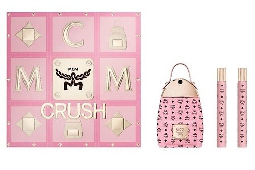 MCM24年クリスマスコフレ、“恋の香り”フレグランスがピンクの“バックパック”デザインに