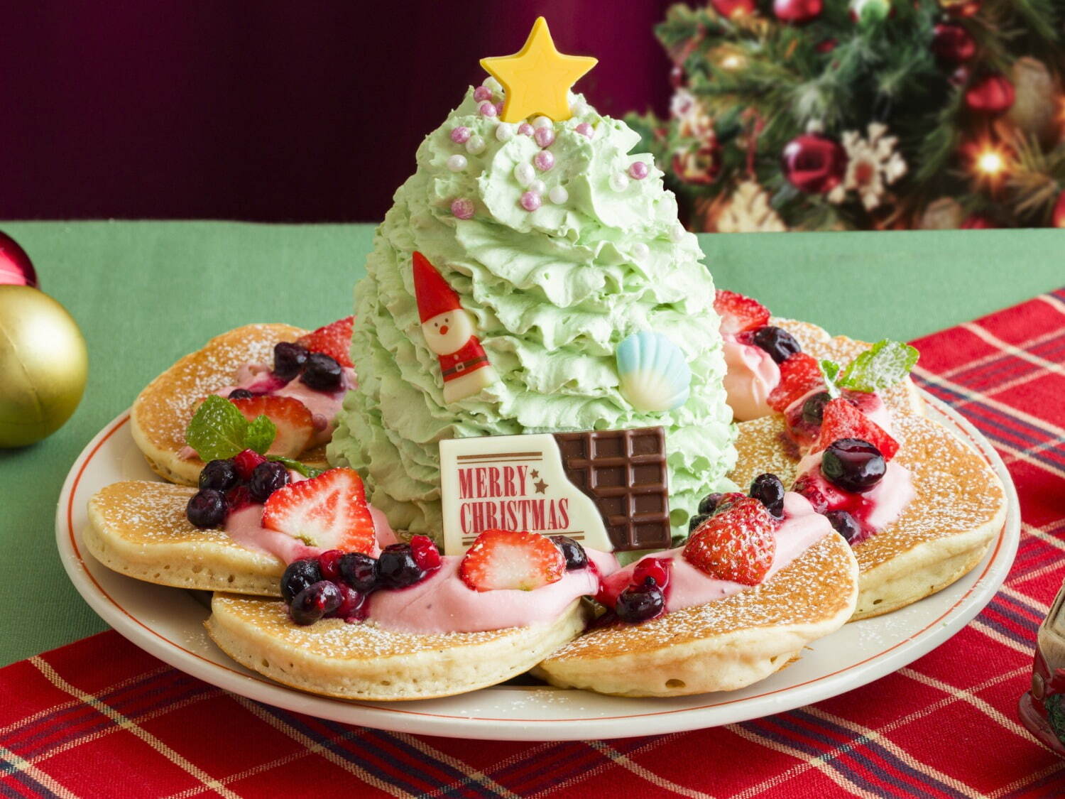 エッグスンシングス“まるでクリスマスツリー”な限定パンケーキ、ピスタチオホイップ×鮮やかベリー｜写真1