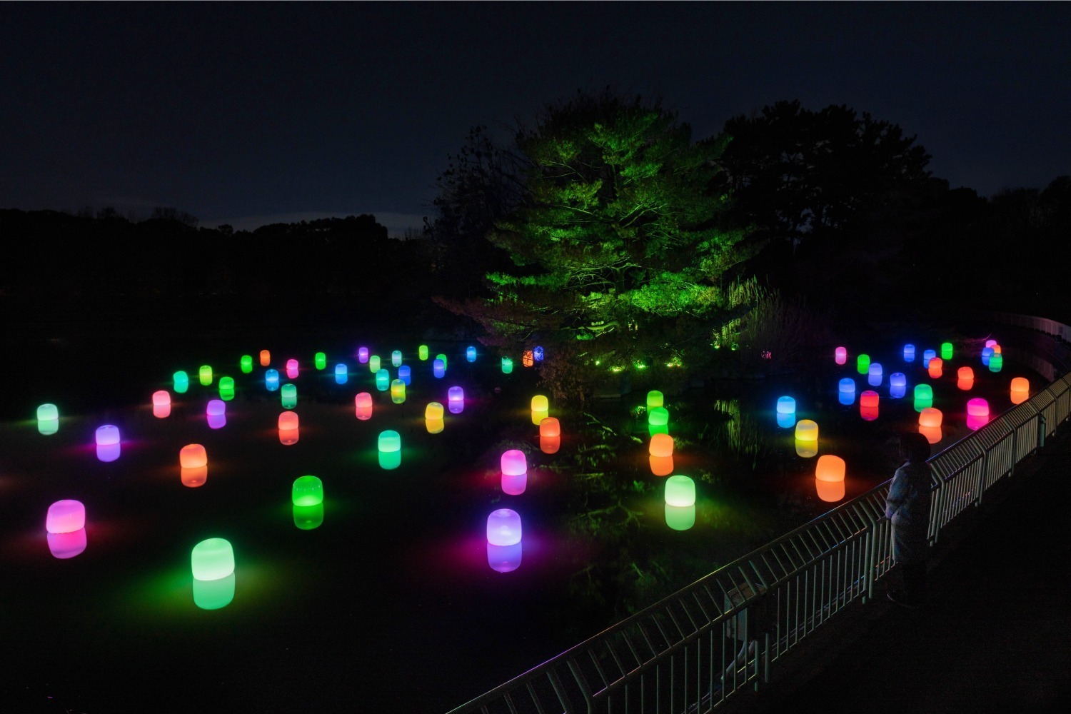 チームラボ《大池に浮遊する呼応するランプ - 曖昧な色》© チームラボ