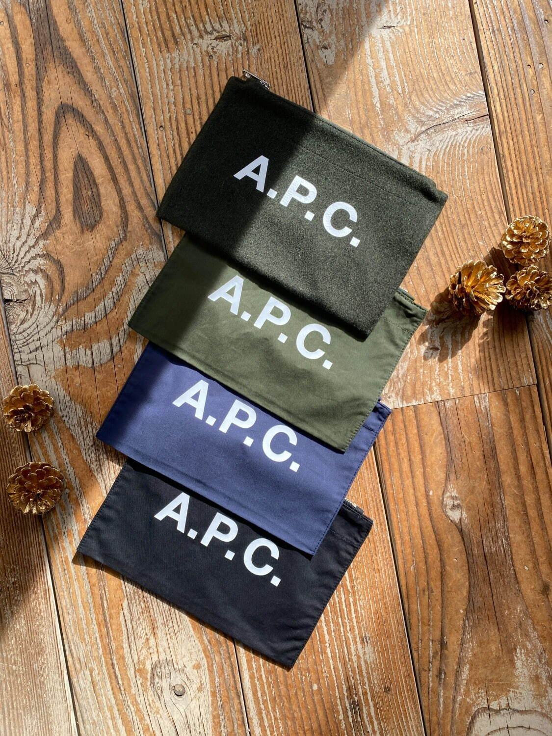 A.P.C.クリスマスプレゼント特集＜予算別＞恋人や家族に贈りたいおしゃれバッグやロゴマフラー｜写真17