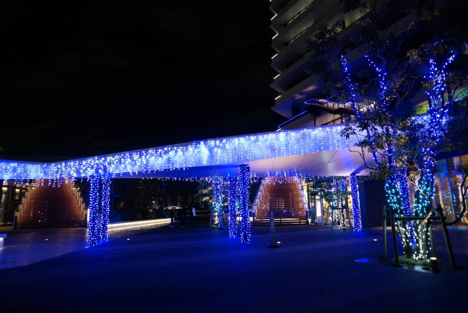 “水辺の遊園地”着想プロジェクトマッピング＆碧のイルミネーション、東京・ウォーターズ竹芝で｜写真2