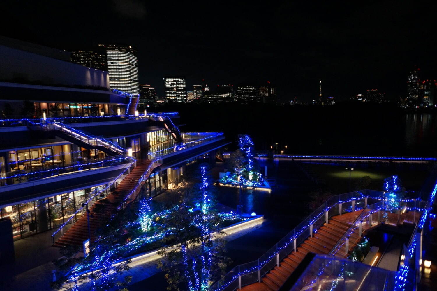 “水辺の遊園地”着想プロジェクトマッピング＆碧のイルミネーション、東京・ウォーターズ竹芝で｜写真3