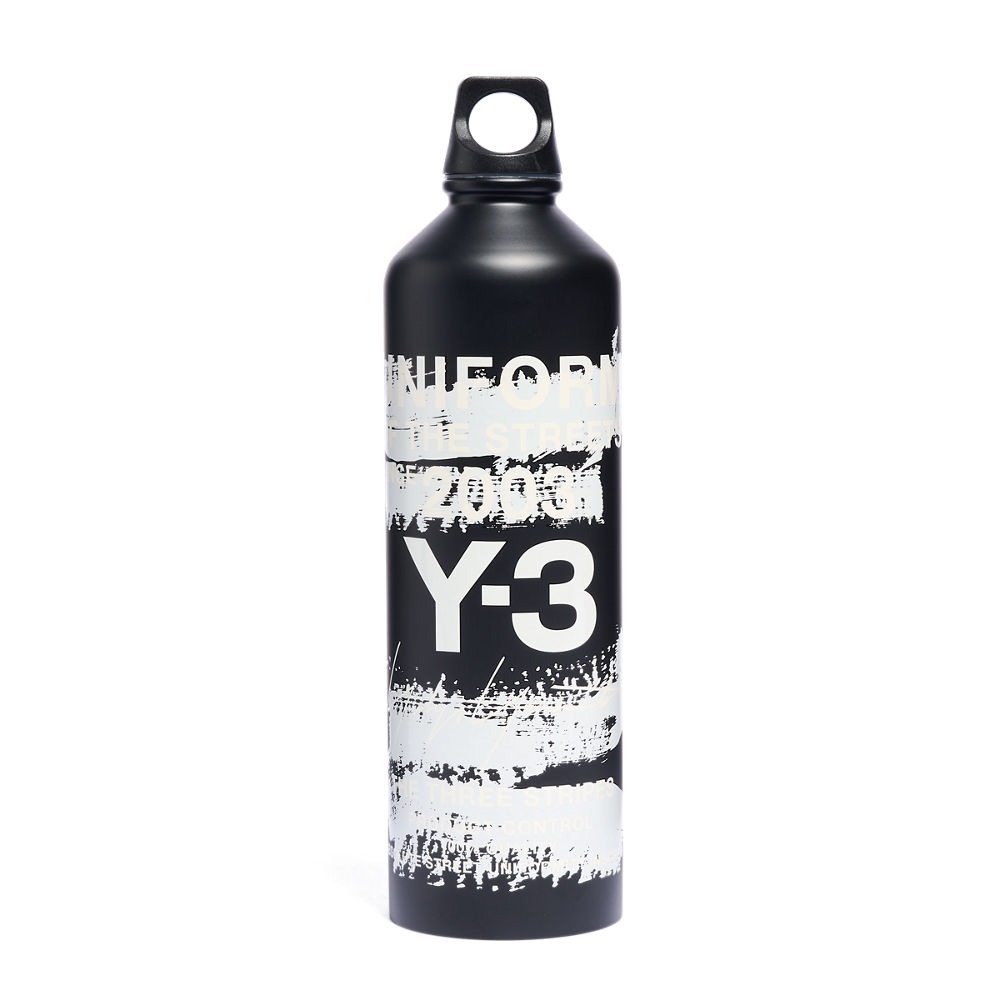 Y-3の25年春夏、塗りつぶしグラフィックのプリントスウェット＆サッカーユニフォーム着想ウェア｜写真17