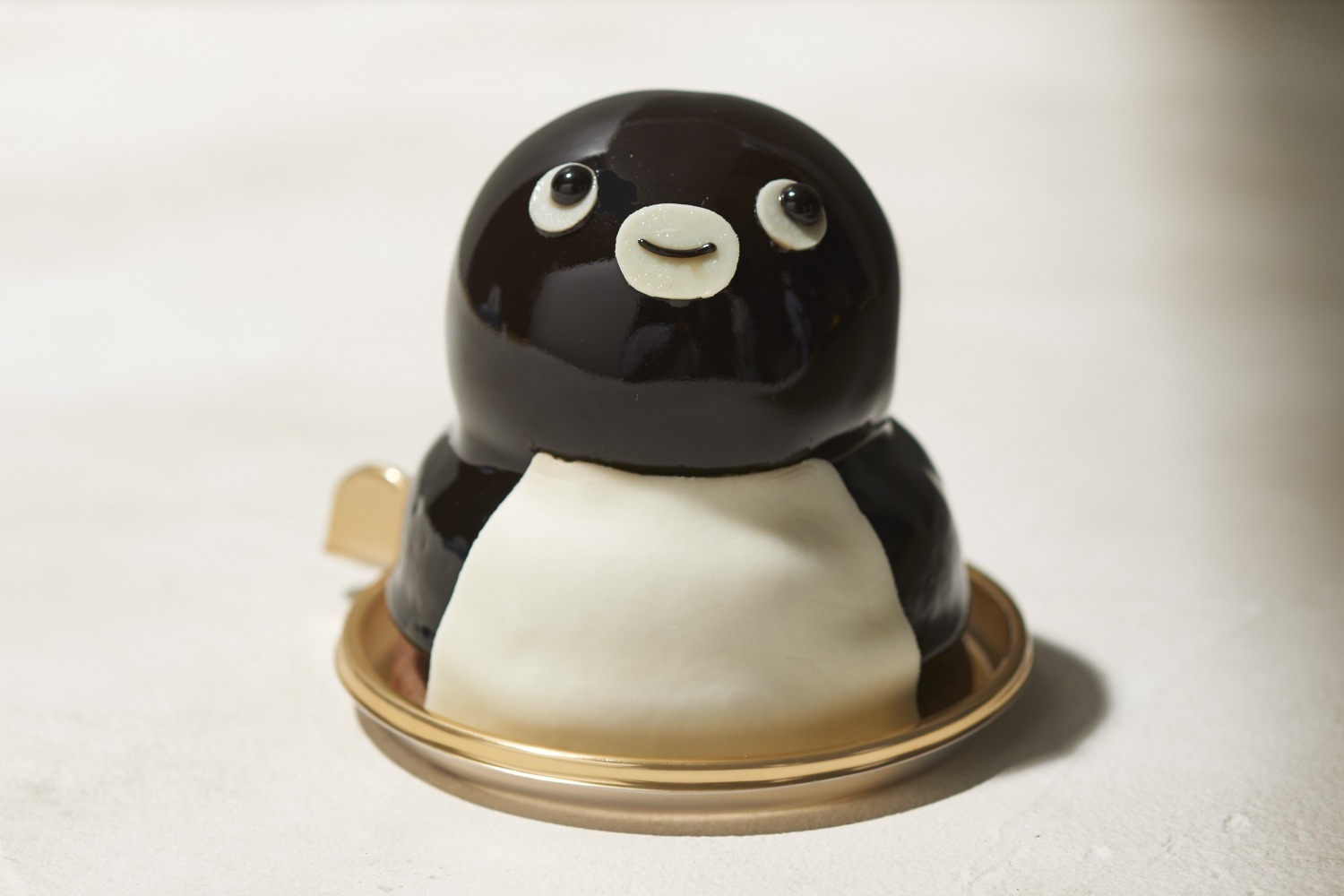 ちょこんと座る「Suicaのペンギン ケーキ」爽やか柚子フレーバー、ホテルメトロポリタンで - ファッションプレス