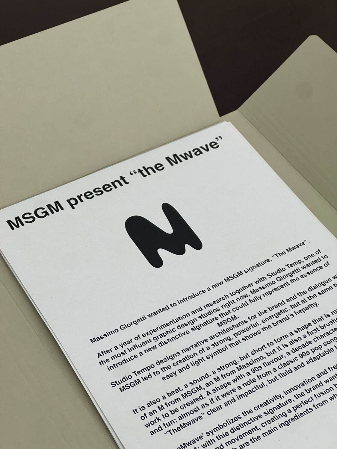 MSGM 波打つ“M”ロゴキルティングの中綿ジャケット＆ストライプ切り替えシャツなど新作ウェア｜写真15