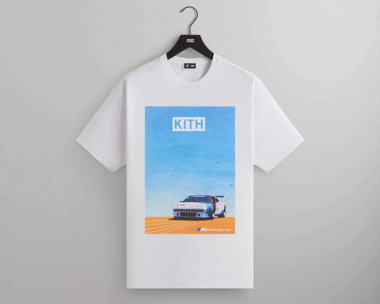 Kith「BMW」ロゴやスポーツカーの“3色ストライプ”配したジャケット＆ヴィンテージTシャツなど - ファッションプレス