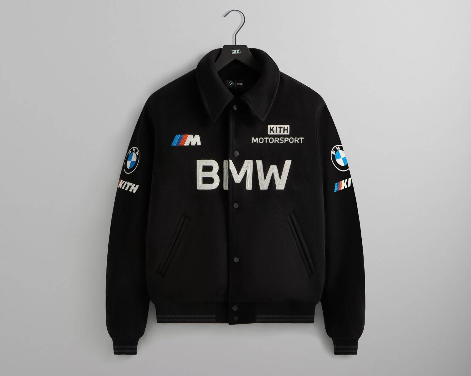 Kith「BMW」ロゴやスポーツカーの“3色ストライプ”配したジャケット＆ヴィンテージTシャツなど - ファッションプレス