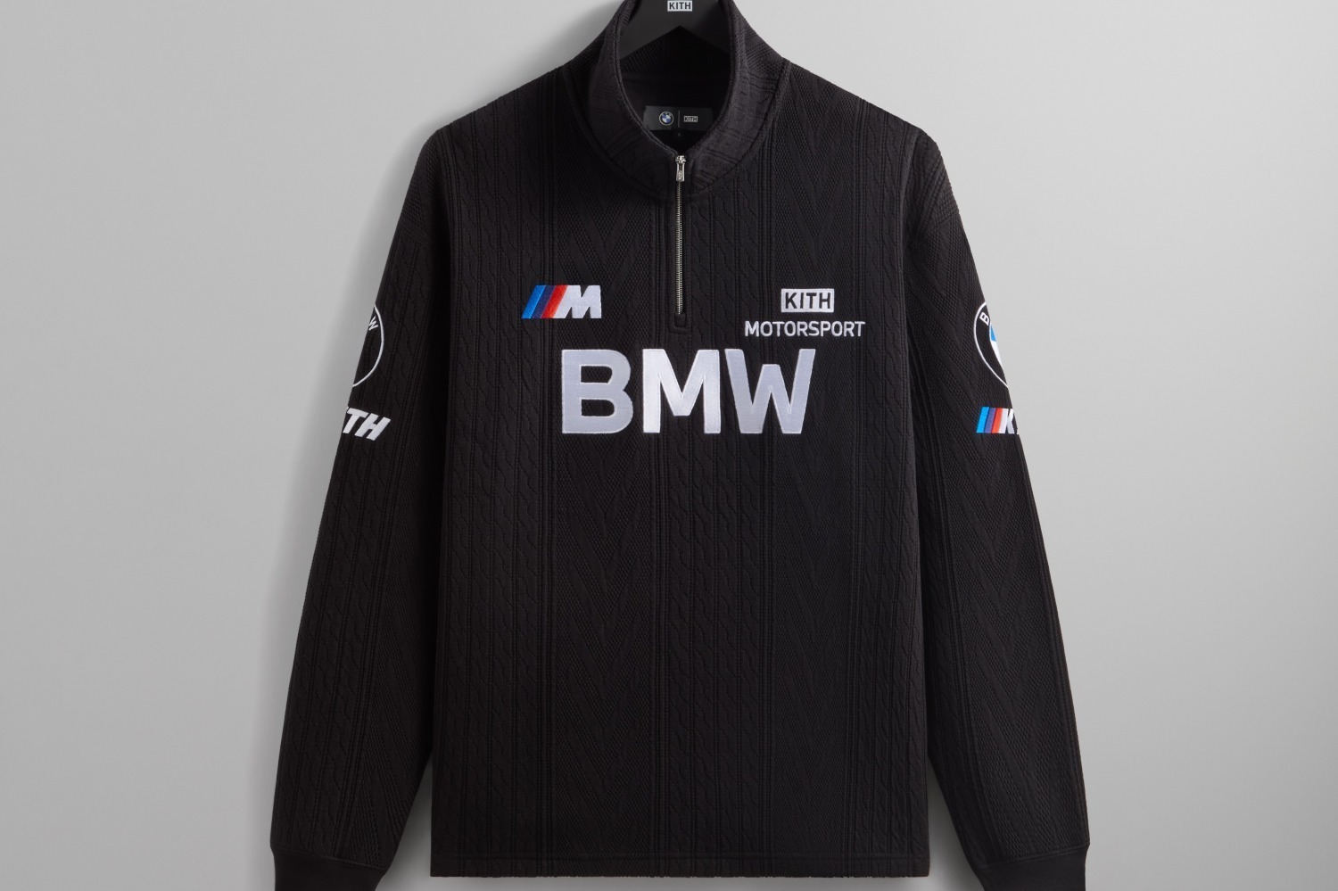 Kith「BMW」ロゴやスポーツカーの“3色ストライプ”配したジャケット＆ヴィンテージTシャツなど - ファッションプレス