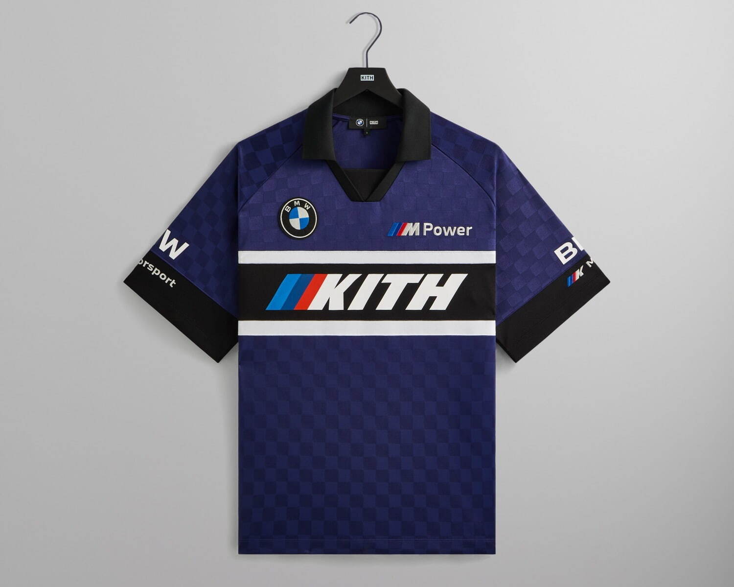 Kith「BMW」ロゴやスポーツカーの“3色ストライプ”配したジャケット＆ヴィンテージTシャツなど - ファッションプレス